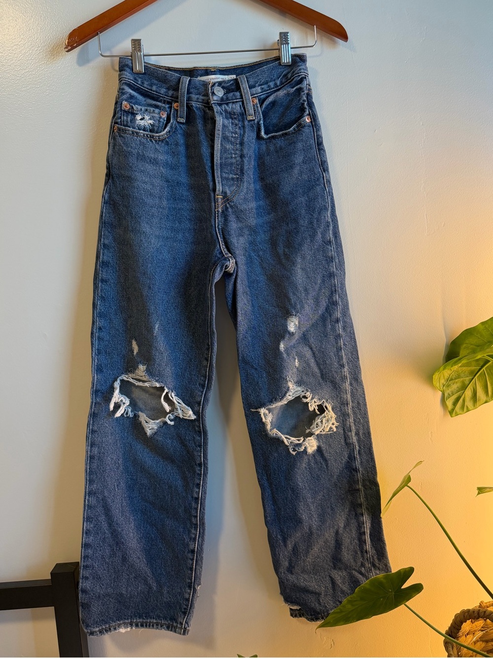 Levi’s Ribcage jeans high waist straight leg distressed 24